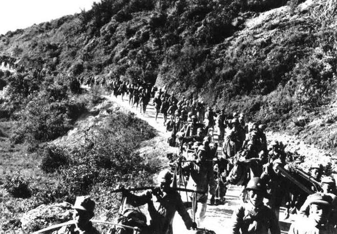 打穿毛主席抱着他喂水：喝了会舒服些的开元棋牌app1935年游好扬喉咙被(图1)