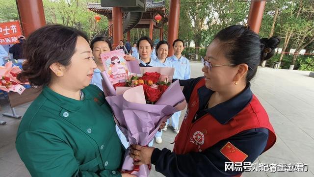 业致敬白衣天使凝聚社会温情开元棋牌app